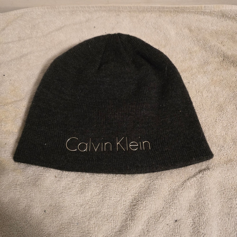 Calvin Klein Beanie Mens OS Charcoal Gray Metal Logo Knit Skull Cap Hat
